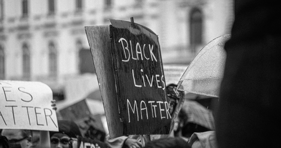 关于乔治-弗洛伊德谋杀案的周年声明